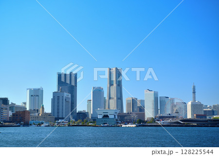 横浜　山下埠頭岸壁から見るみ横浜大さん橋となとみらいの風景 128225544