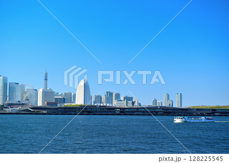横浜　山下埠頭岸壁から見るみ横浜大さん橋となとみらいの風景 128225545