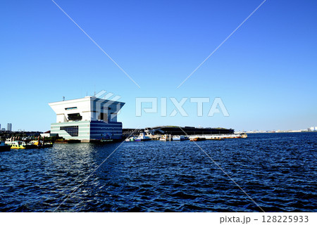 横浜 山下埠頭岸壁から観る横浜大さん橋となとみらい 横浜 山下埠頭岸壁から観る横浜大さん橋となとみらい 128225933