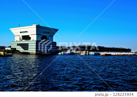 横浜 山下埠頭岸壁から観る横浜大さん橋となとみらい 横浜 山下埠頭岸壁から観る横浜大さん橋となとみらい 128225934