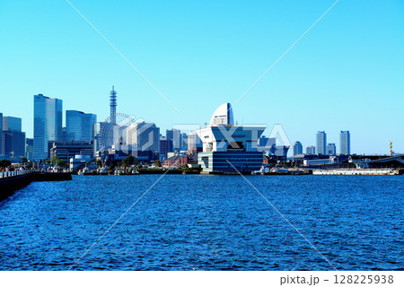 横浜 山下埠頭岸壁から観る横浜大さん橋となとみらい 横浜 山下埠頭岸壁から観る横浜大さん橋となとみらい 128225938