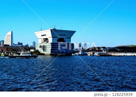 横浜　山下埠頭岸壁から観る横浜大さん橋となとみらい 128225939