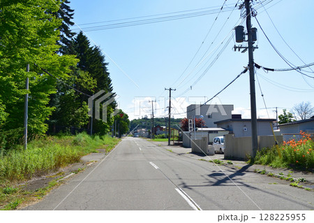 JR北海道の池田駅周辺と利別川の風景 128225955