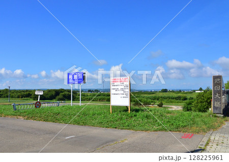 JR北海道の池田駅周辺と利別川の風景 JR北海道の池田駅周辺と利別川の風景 128225961