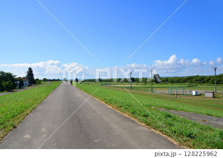 JR北海道の池田駅周辺と利別川の風景 128225962