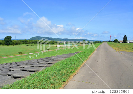 JR北海道の池田駅周辺と利別川の風景 128225965