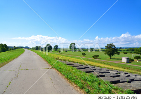 JR北海道の池田駅周辺と利別川の風景 JR北海道の池田駅周辺と利別川の風景 128225968