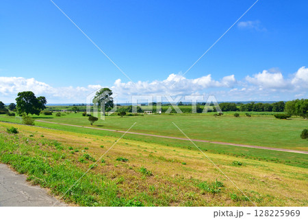 JR北海道の池田駅周辺と利別川の風景 128225969