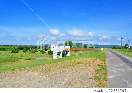 JR北海道の池田駅周辺と利別川の風景 JR北海道の池田駅周辺と利別川の風景 128225974