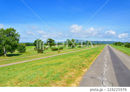 JR北海道の池田駅周辺と利別川の風景 128225976