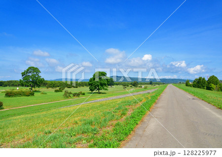 JR北海道の池田駅周辺と利別川の風景 JR北海道の池田駅周辺と利別川の風景 128225977