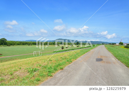 JR北海道の池田駅周辺と利別川の風景 JR北海道の池田駅周辺と利別川の風景 128225979
