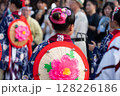 成田山新勝寺の祇園祭の艶やかな衣装の後ろ姿 128226186