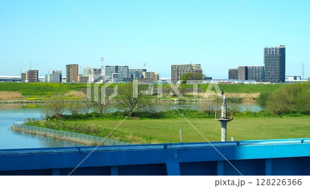 松戸水門の裏から見た春の江戸川風景 松戸水門の裏から見た春の江戸川風景 128226366