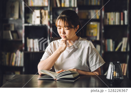書斎,図書館で読書をする大学生の女性(読む) 書斎,図書館で読書をする大学生の女性(読む) 128226367