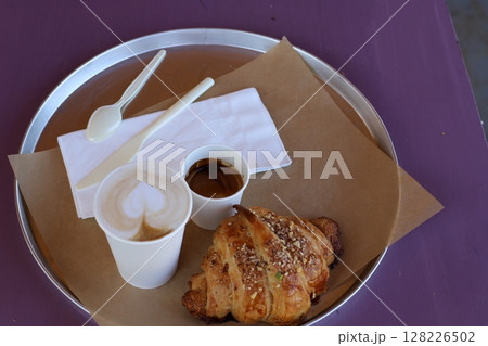 There is hot black coffee in a glass 128226502