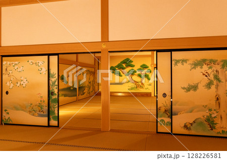 名古屋城本丸御殿の美しい襖絵と伝統的な和室空間 128226581