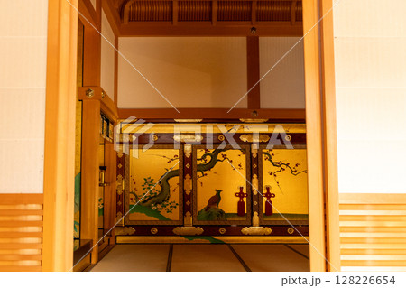 名古屋城本丸御殿の金地障壁画と豪華な帳台構えの和室空間 128226654