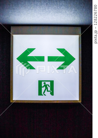 非常口誘導表示板 128226780