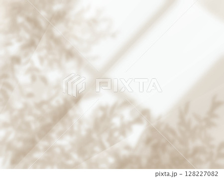 窓と木の影が壁に映る背景素材 128227082