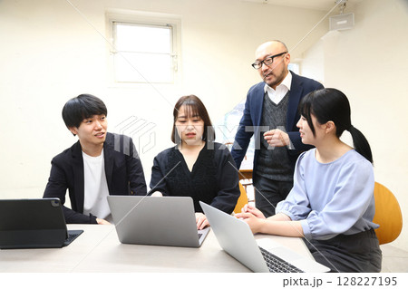 打ち合わせ中のビジネスパーソン 打ち合わせ中のビジネスパーソン 128227195