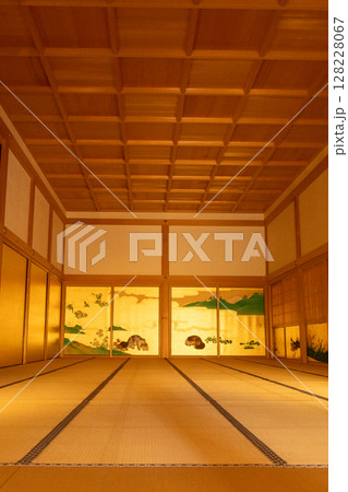 名古屋城の本丸御殿にある畳の広間。金箔襖に動物や自然が描かれた伝統的な和風空間。 128228067