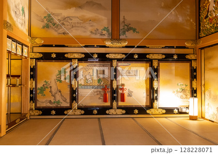 名古屋城本丸御殿の豪華な和室と襖絵の内装 128228071