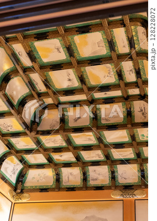 黄金と雅が織りなす美 – 名古屋城本丸御殿の絢爛な格天井装飾 128228072