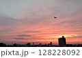 飛行機と夕焼け 街並み ／写真 128228092