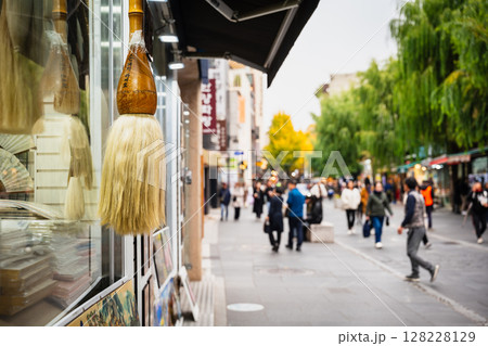 秋のソウル　仁寺洞（インサドン）のメインストリート 128228129