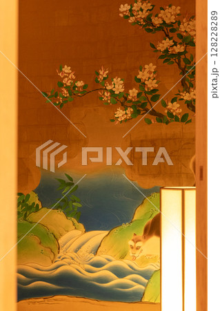名古屋城・本丸御殿の襖絵。桜、滝、動物が描かれた日本美術の典型的な装飾壁画。 名古屋城・本丸御殿の襖絵。桜、滝、動物が描かれた日本美術の典型的な装飾壁画。 128228289