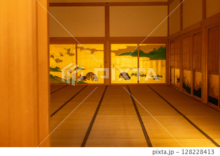 名古屋城の本丸御殿にある畳の広間。金箔襖に動物や自然が描かれた伝統的な和風空間。 128228413