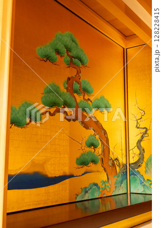 名古屋城本丸御殿にある金箔の襖に描かれた松と梅の伝統的な日本画装飾。 名古屋城本丸御殿にある金箔の襖に描かれた松と梅の伝統的な日本画装飾。 128228415