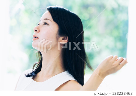 若い女性のビューティイメージ 128228468