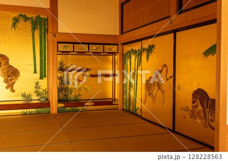 名古屋城本丸御殿の内部。竹や虎が描かれた金色の襖が印象的な伝統的な和風建築の一室。 名古屋城本丸御殿の内部。竹や虎が描かれた金色の襖が印象的な伝統的な和風建築の一室。 128228563
