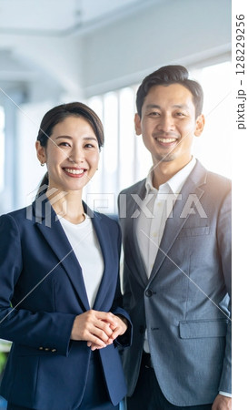 笑顔のビジネスマンとビジネスウーマン（AI生成画像） 128229256