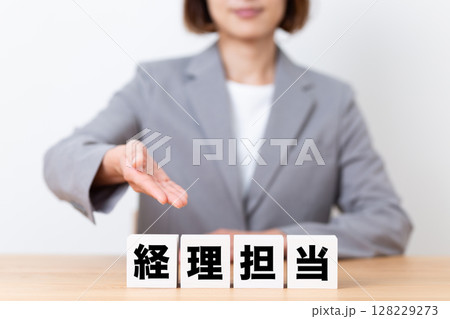 経理担当のブロックとスーツを着たミドル女性ビジネスウーマン 経理担当のブロックとスーツを着たミドル女性ビジネスウーマン 128229273