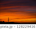 綺麗なオレンジ色に染まった早朝の空 128229416