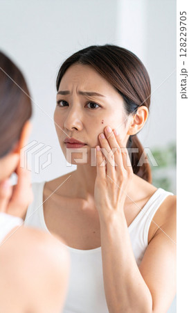 顔のシミを気にする女性（AI生成画像） 128229705