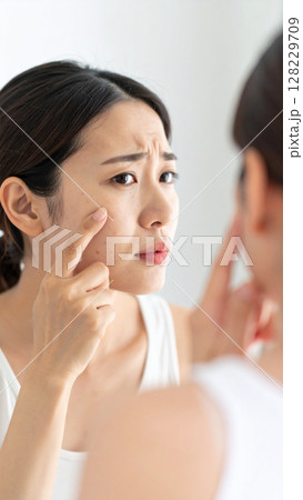 顔のシミを気にする女性(AI生成画像) 顔のシミを気にする女性(AI生成画像) 128229709