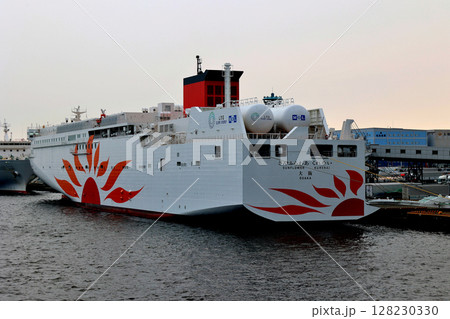 大阪南港 コスモフェリーターミナルのサンフラワア 二隻 大阪南港 コスモフェリーターミナルのサンフラワア 二隻 128230330