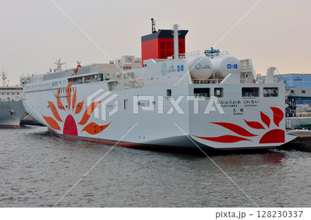 大阪南港　コスモフェリーターミナルのサンフラワア　二隻 128230337