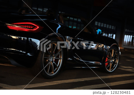 ピカピカの黒いスポーツカー ピカピカの黒いスポーツカー 128230481