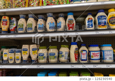 アメリカのスーパーに並ぶマヨネーズ アメリカのスーパーに並ぶマヨネーズ 128230540