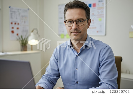 真剣な表情のビジネスマン 真剣な表情のビジネスマン 128230702