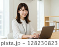 パソコンで作業するビジネスウーマン 128230823