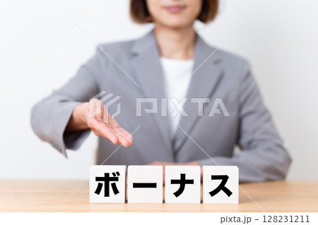 ボーナスのブロックとスーツを着たミドル女性ビジネスウーマン 128231211