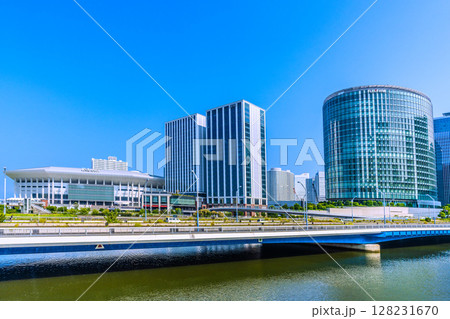 日本の横浜都市景観 7月。みなとみらいのKアリーナなどを望む＝令和7年7月9日 128231670