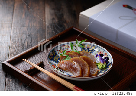 伝統の味 奈良漬けと高級桐箱の和風ギフトセット 128232485