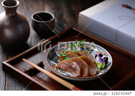 伝統の味 奈良漬けと高級桐箱の和風ギフトセット 128232487